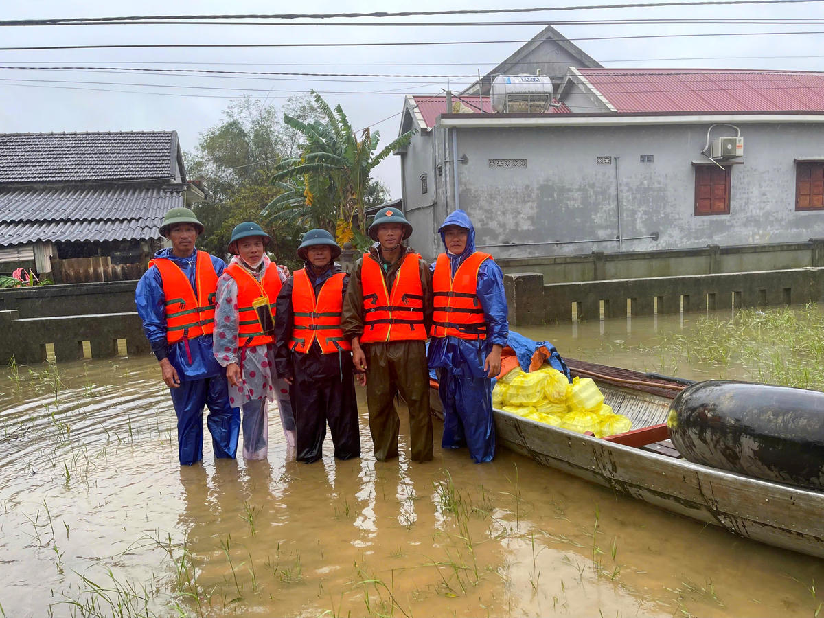Tương tự, ông Cái Vạn Thơi, Phó Trưởng ban Công tác Mặt trận thôn An Thơ cũng cùng 4 người khác (gồm các ông: Nguyễn Văn Cương, Nguyễn Văn Hành, Hồ Văn Tấn và Nguyễn Văn Nhật) thường xuyên dùng ghe, thuyền đi tiếp nhận, chở các đoàn thiện nguyện, mạnh thường quân về trao quà hỗ trợ cho người dân ở Càng An Thơ vào thời điểm mưa lụt. Ảnh: NDCC.