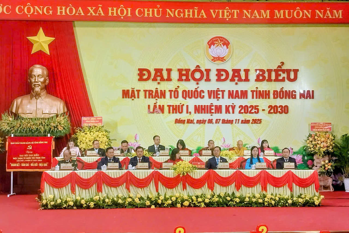 Đoàn Chủ tịch làm việc tại Đại hội. Ảnh: S.X