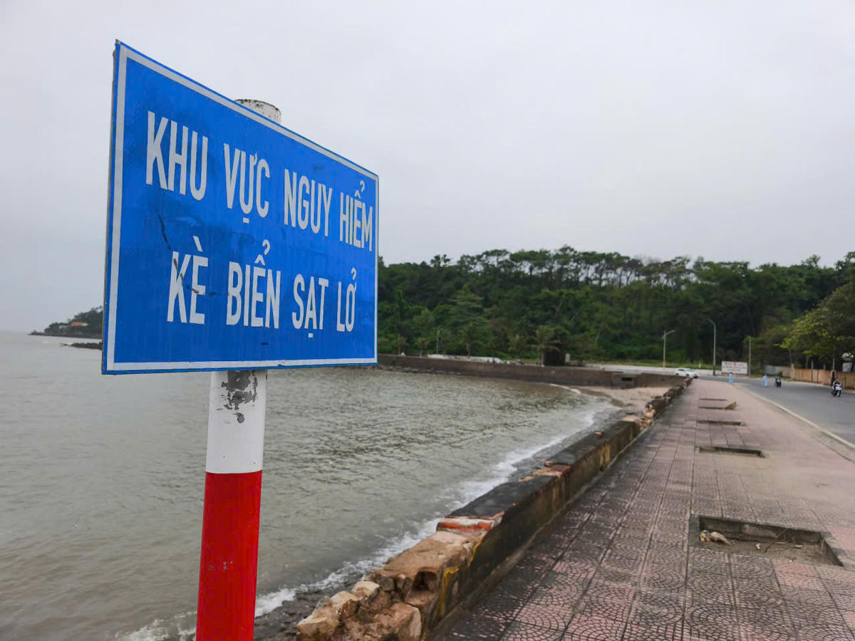 Biển cảnh báo khu vực kè biển sạt lở tại Đồ Sơn. Ảnh: PT. 