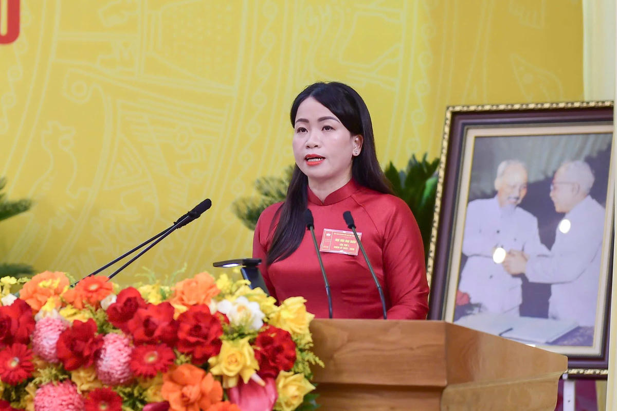 Phó Chủ tịch Ủy ban MTTQ Việt Nam tỉnh Tuyên Quang Trần Thị Hoàn báo cáo kiểm điểm hoạt động của Ủy ban và Ban Thường trực Ủy ban MTTQ Việt Nam tỉnh Tuyên Quang tại Đại hội. Ảnh: X.T.