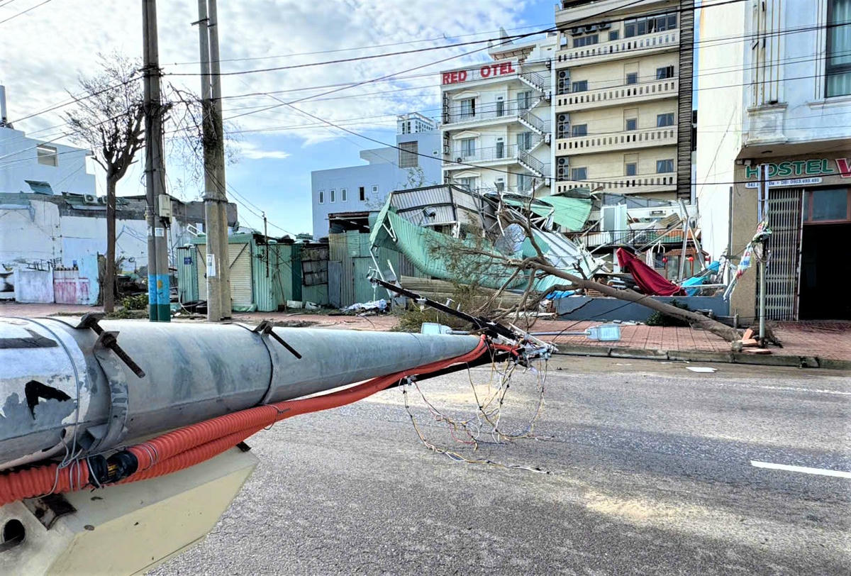 Trụ điện gãy nằm giữa đường ở phường Quy Nhơn. Ảnh: Đình Sang.