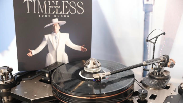 Ra album bằng đĩa than, ca sĩ muốn đưa người nghe trở lại với ký ức âm nhạc Việt qua lăng kính hiện đại.