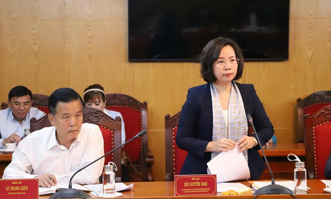 Chủ tịch Ủy ban MTTQ Việt Nam thành phố Hà Nội Bùi Huyền Mai trình bày báo cáo tại cuộc làm việc