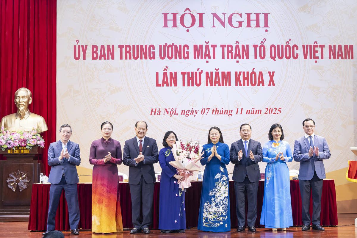 Ban Thường trực UBTƯ MTTQ Việt Nam tặng hoa chúc mừng Chủ tịch UBTƯ MTTQ Việt Nam Bùi Thị Minh Hoài. Ảnh: Quang Vinh.