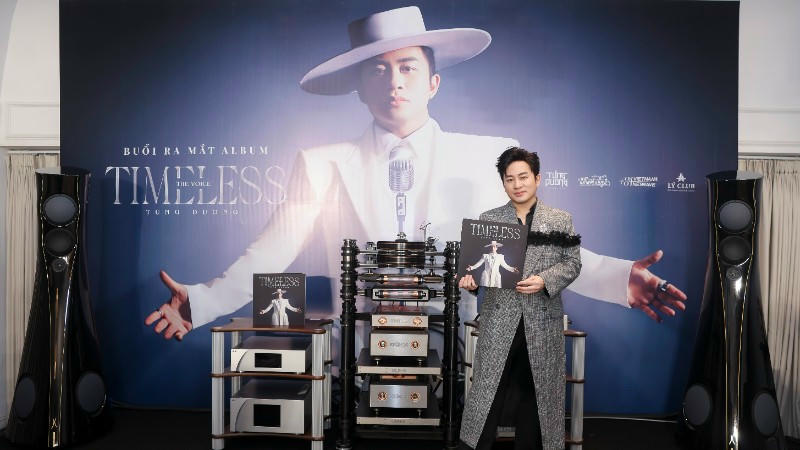 Tùng Dương trong buổi ra mắt đĩa than Timeless tại Hà Nội.