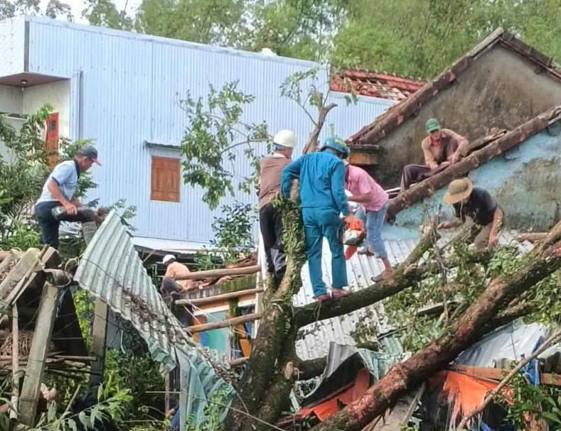Lực lượng chức năng đang khẩn trương khắc phục nhà bị tốc mái. Ảnh: CV.