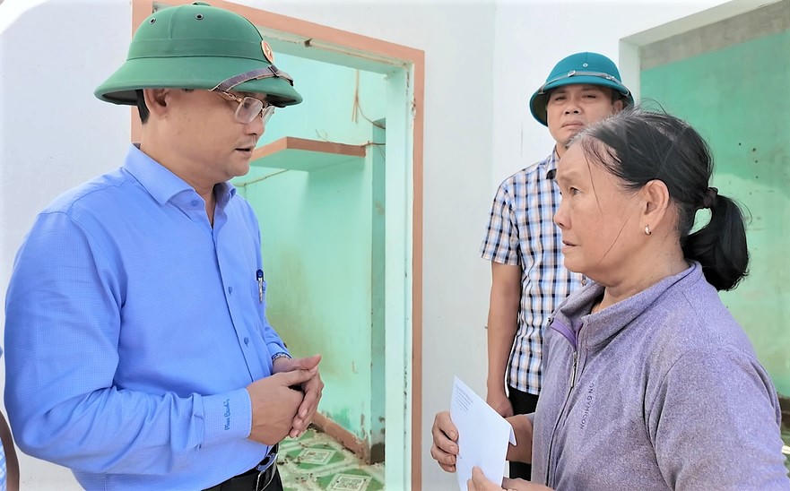 Lãnh đạo tỉnh Gia Lai đến thăm, động viên gia đình bà Võ Măng, ở phường Hoài Nhơn Đông. Ảnh: CV.