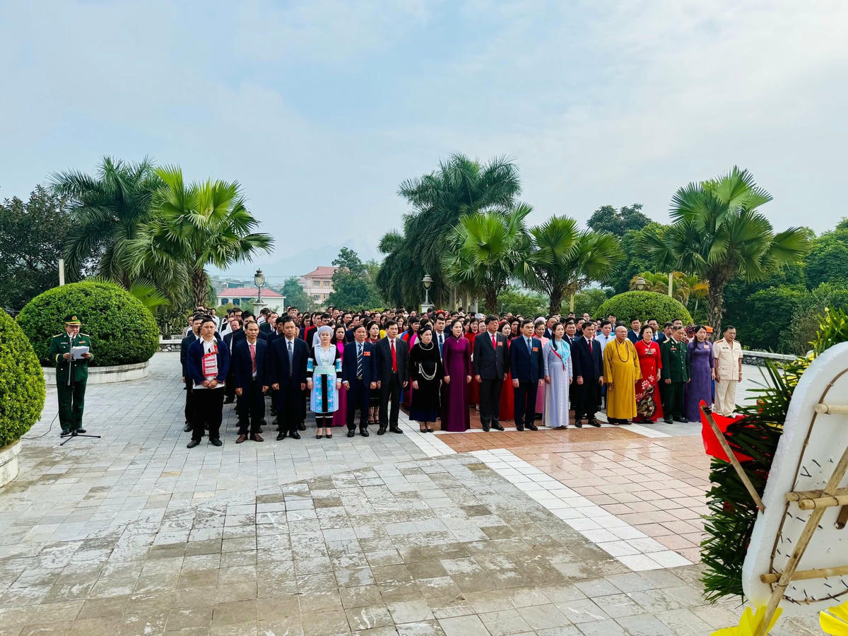 Đoàn đại biểu dự Đại hội đại biểu MTTQ Việt Nam tỉnh Tuyên Quang lần thứ I dâng hương tại Đài tưởng niệm các Anh hùng Liệt sĩ tỉnh Tuyên Quang. Ảnh: X.T.