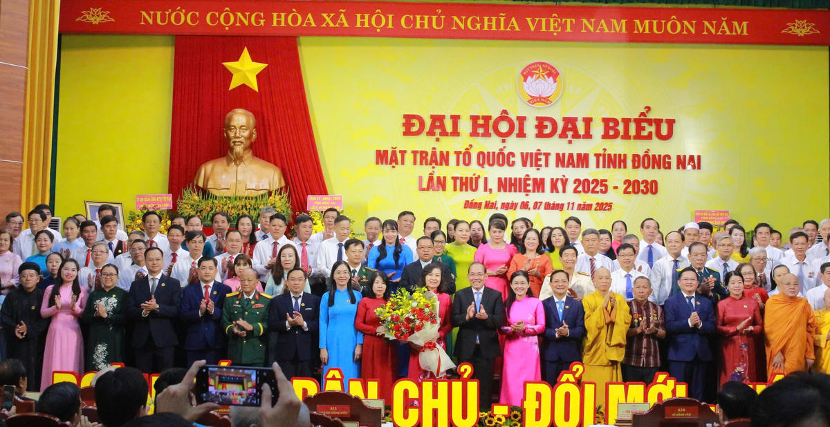 Lãnh đạo UBTƯ MTTQ Việt Nam chụp hình cùng tập thể Ủy ban MTTQ Việt Nam tỉnh Đồng Nai. Ảnh: H.