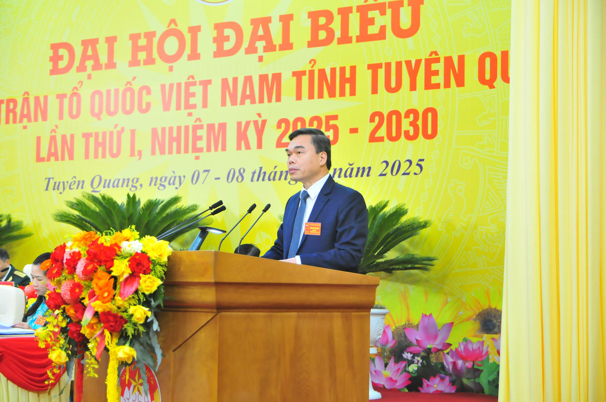 Ông Ma Thế Hồng, Phó Bí thư Tỉnh ủy, Chủ tịch Ủy ban MTTQ Việt Nam tỉnh Tuyên Quang điều hành Đại hội. Ảnh: X.T.