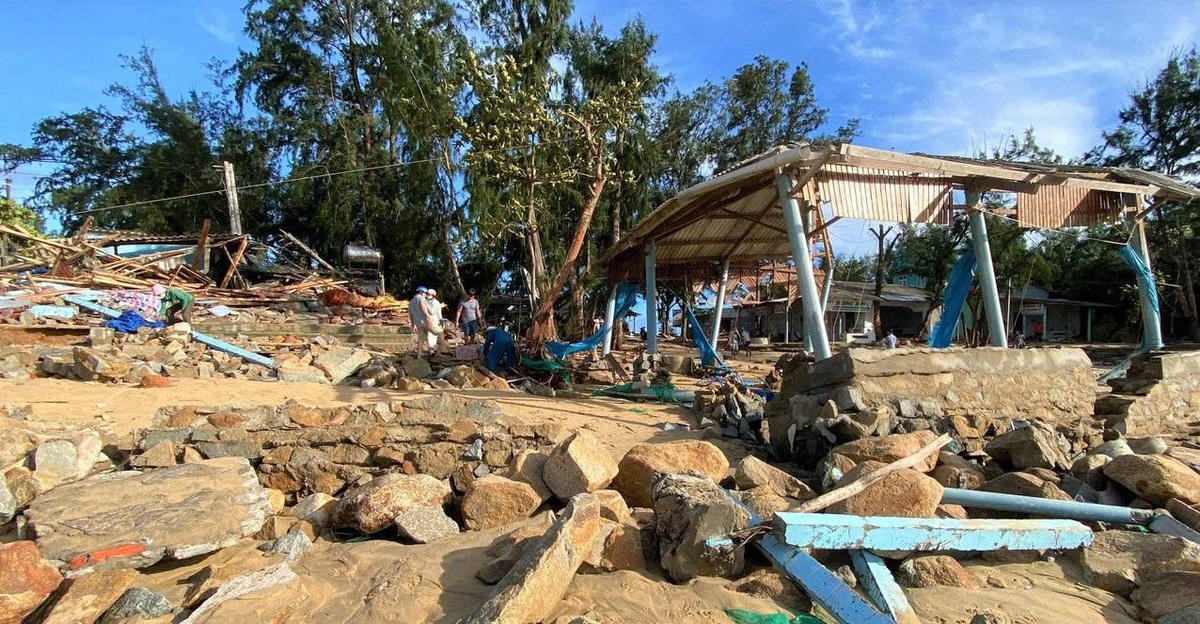 Sau bão số 13, nhiều nhà dân ở bờ biển Sa Huỳnh bị hư hỏng nặng. Ảnh: Tấn Thành