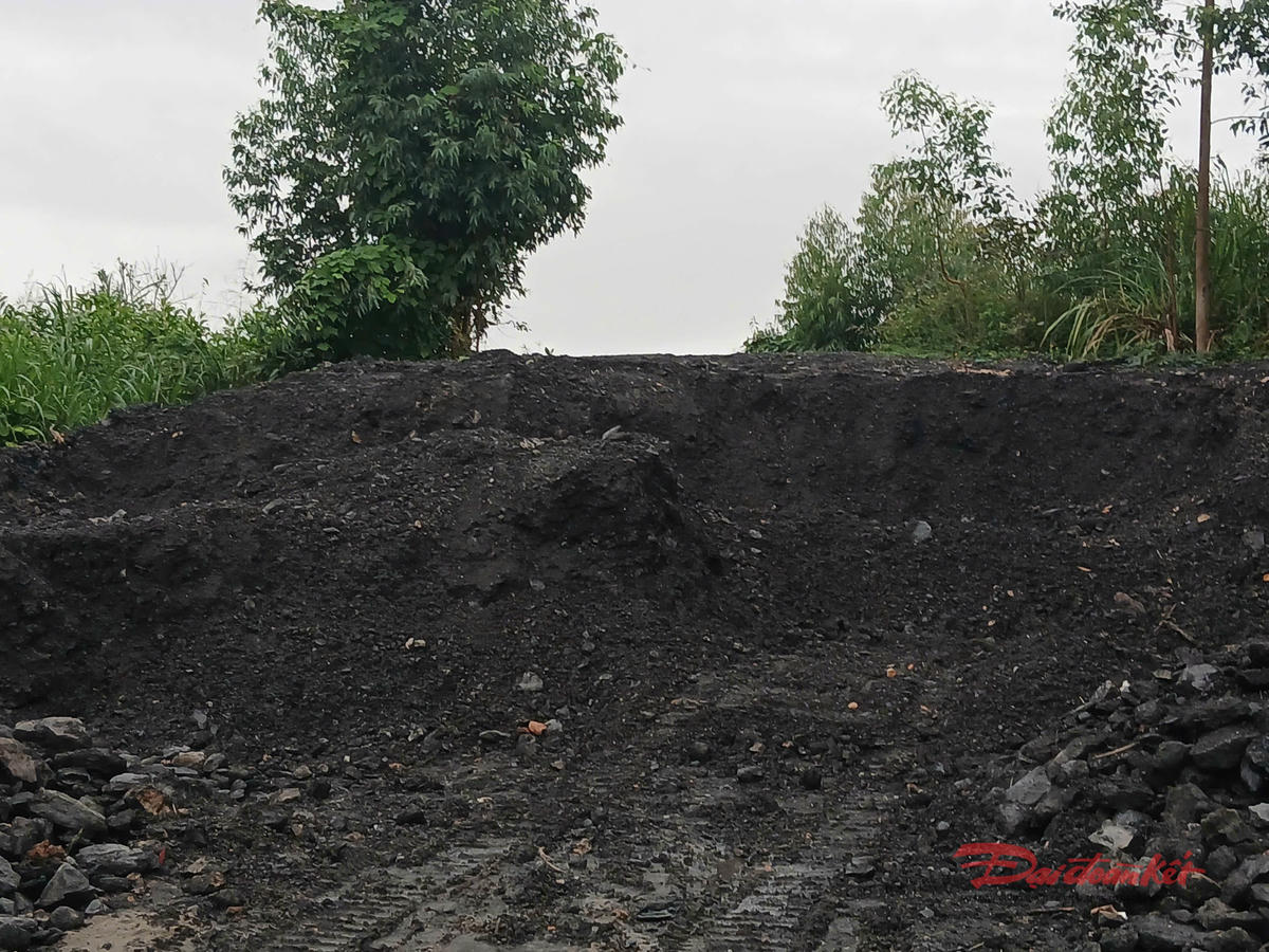 Khu vực tập kết đất đen (nghi là than) giáp ranh với nghĩa trang Gốc Khế. Ảnh: PV.