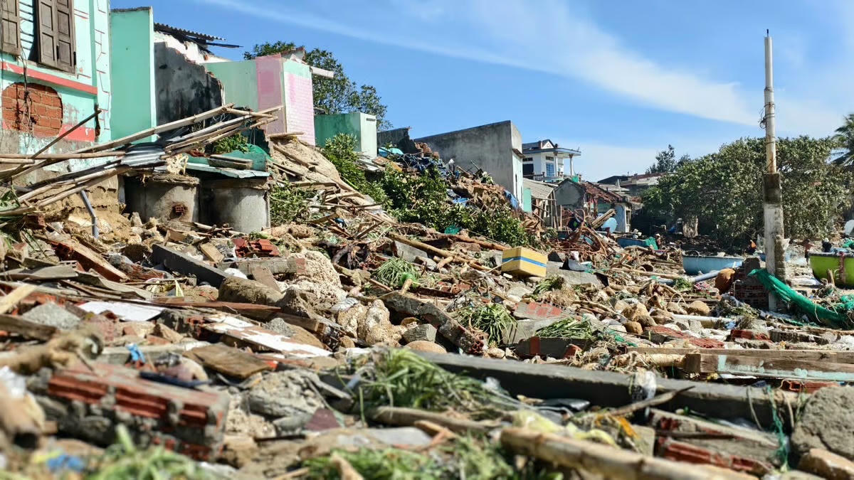 Thủ tướng chỉ đạo khẩn trương khắc phục hậu quả bão số 13, sớm ổn định đời sống nhân dân 