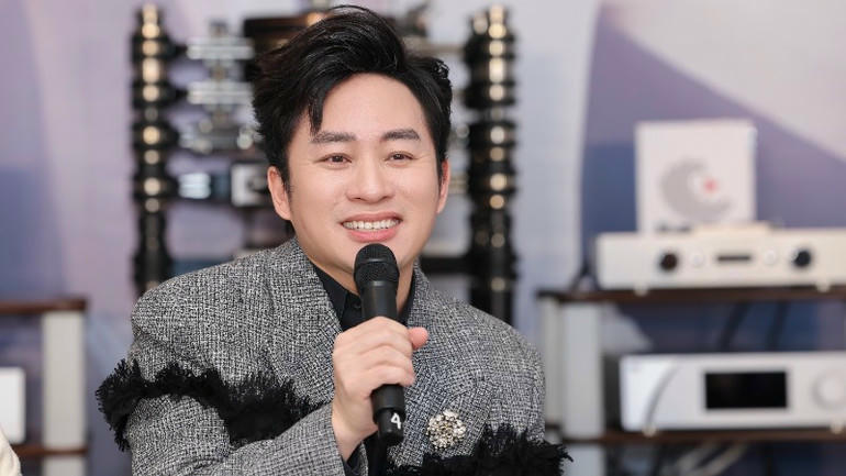 Tiếng hát của Tùng Dương song hành cùng những tình khúc bất hủ.