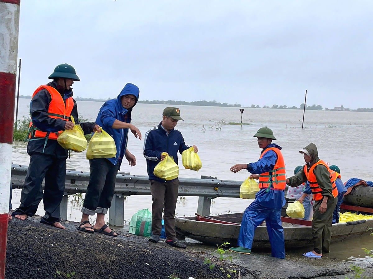 Các tuyến đường đều bị ngập sâu khiến đoàn thiện nguyện, nhà hảo tâm thường dừng ở ĐT 582B và tiếp tục dùng ghe để chuyển hàng hóa đến trao cho người dân ở vùng Càng. Ảnh: NDCC.