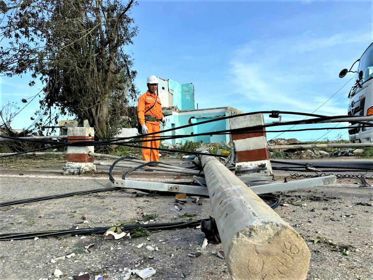 Trụ điện ngã đổ ra đường ở phường Quy Nhơn. Ảnh: Đình Sang.