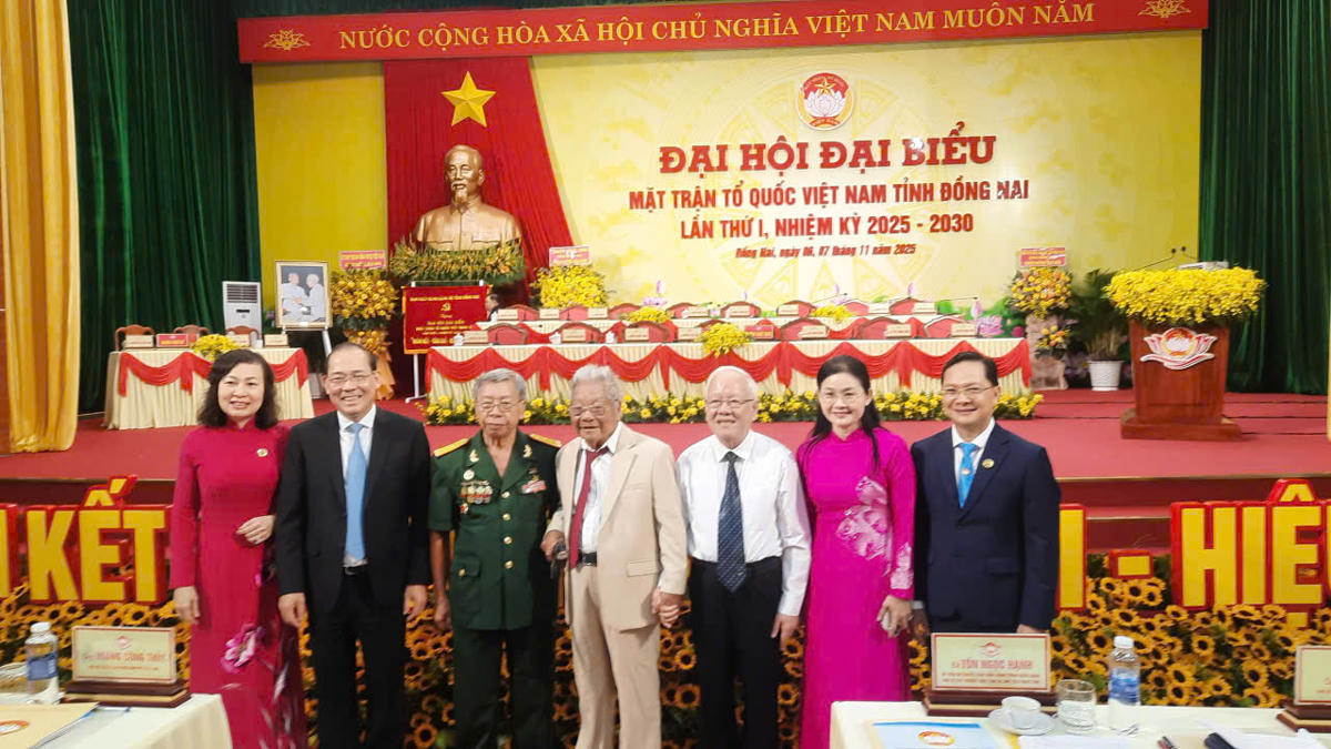 Phó Chủ tịch Ủy ban Trung ương MTTQ Việt Nam Hoàng Công Thủy (thứ 2 từ trái qua) chụp ảnh lưu niệm cùng các đại biểu. Ảnh: S.X