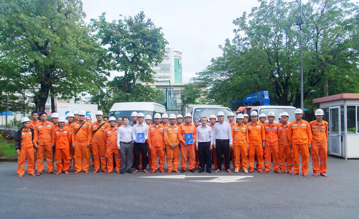 Điện lực thành phố Huế cử Đội xung kích lên đường hỗ trợ tỉnh Gia Lai khắc phục lưới điện do bão số 13 gây ra. Ảnh: T.H.