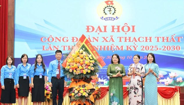 Lãnh đạo Liên đoàn Lao động Thành phố Hà Nội chúc mừng Đại hội lần thứ nhất, nhiệm kỳ 2025 - 2030 Công đoàn xã Thạch Thất. Ảnh: CĐTP
