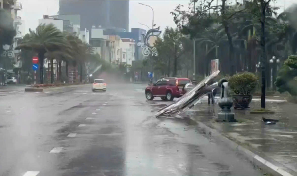 Trụ điện bị gãy ở phường Quy Nhơn (Gia Lai). Ảnh: TT-ĐS