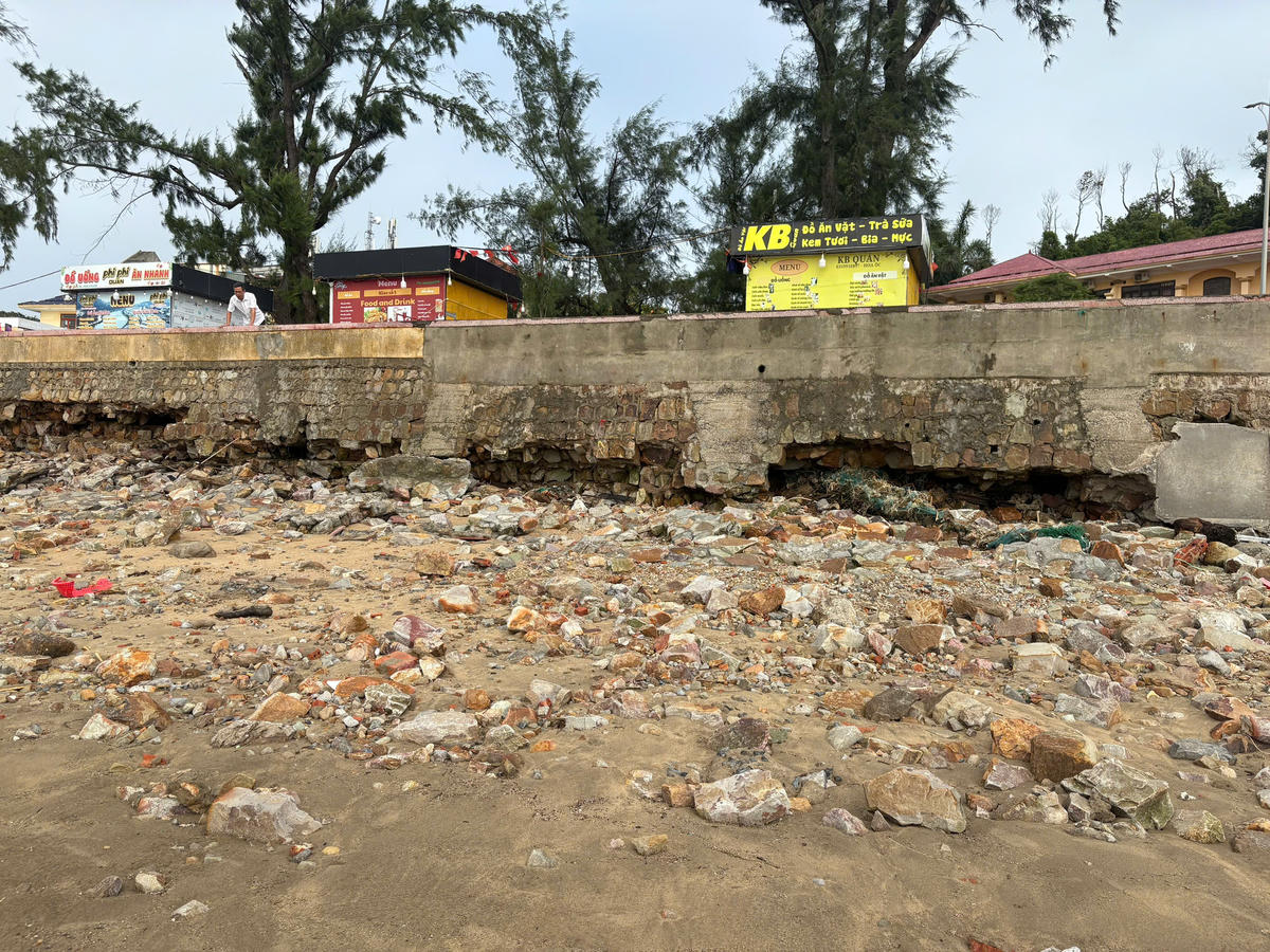 Các tuyến kè biển Đồ Sơn hầu hết đều được xây dựng từ thập niên 1970, đến nay nhiều đoạn đã xuống cấp trầm trọng. Ảnh: PT. .