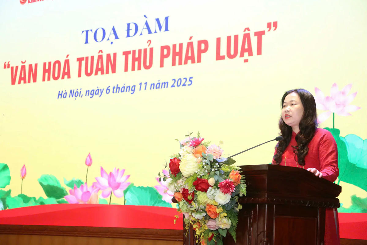 Phó Giám đốc Sở Tư pháp Hà Nội Phạm Thị Thanh Hương - Phó Chủ tịch Hội đồng PBGDPL TP Hà Nội phát biểu hưởng ứng Ngày Pháp luật nước Cộng hoà xã hội chủ nghĩa Việt Nam và khai mạc Tọa đàm.