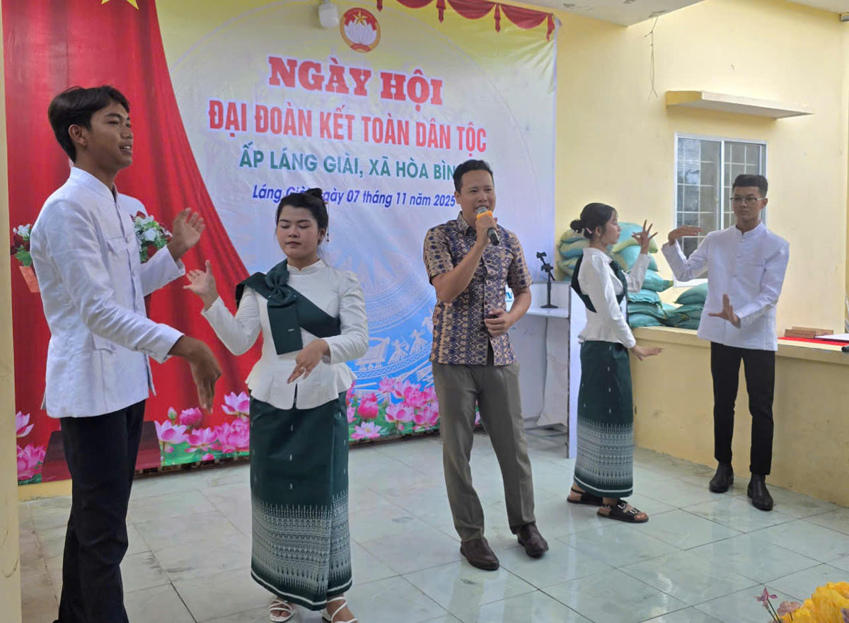 &nbsp;Tiết mục biểu diễn của Đoàn Nghệ thuật Khmer tạo sinh khí phấn khởi, vui tươi cho ngày hội. Ảnh: Nguyên Du