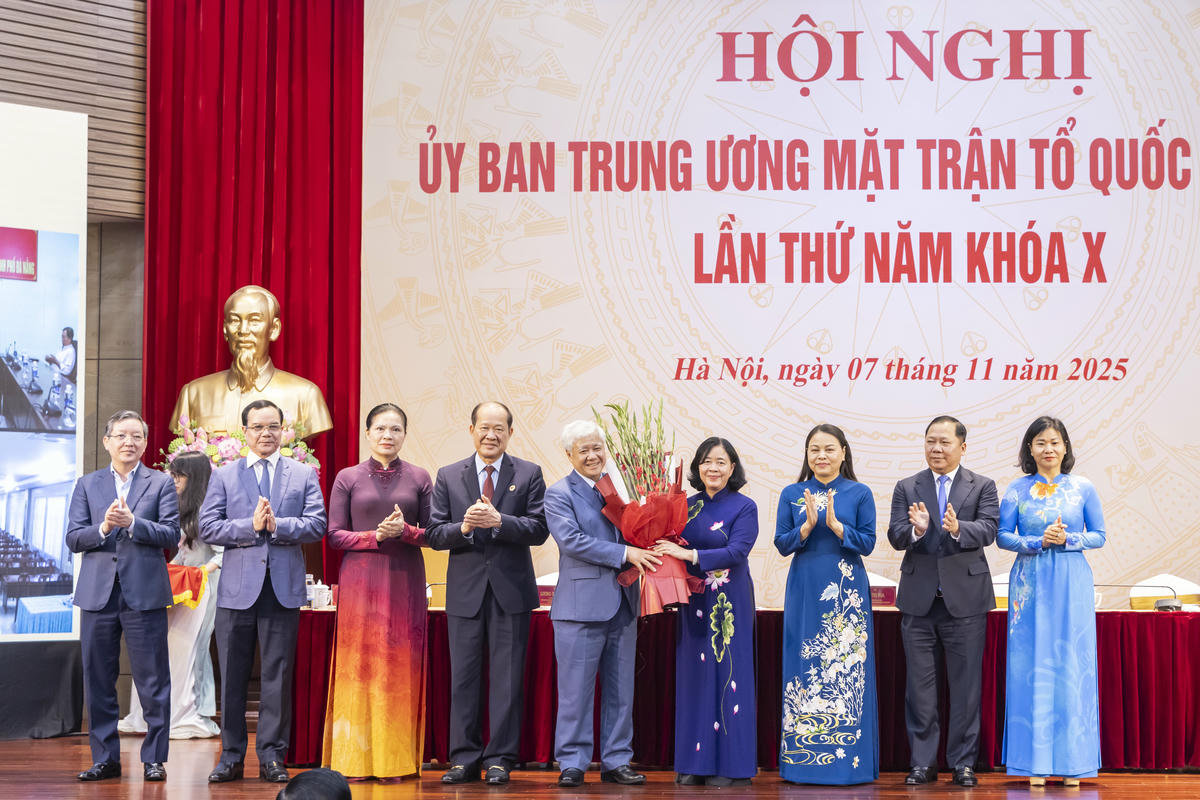 Ông Đỗ Văn Chiến, Phó Bí thư Thường trực Đảng ủy Quốc hội tặng hoa chúc mừng Chủ tịch UBTƯ MTTQ Việt Nam Bùi Thị Minh Hoài. Ảnh: Quang Vinh.