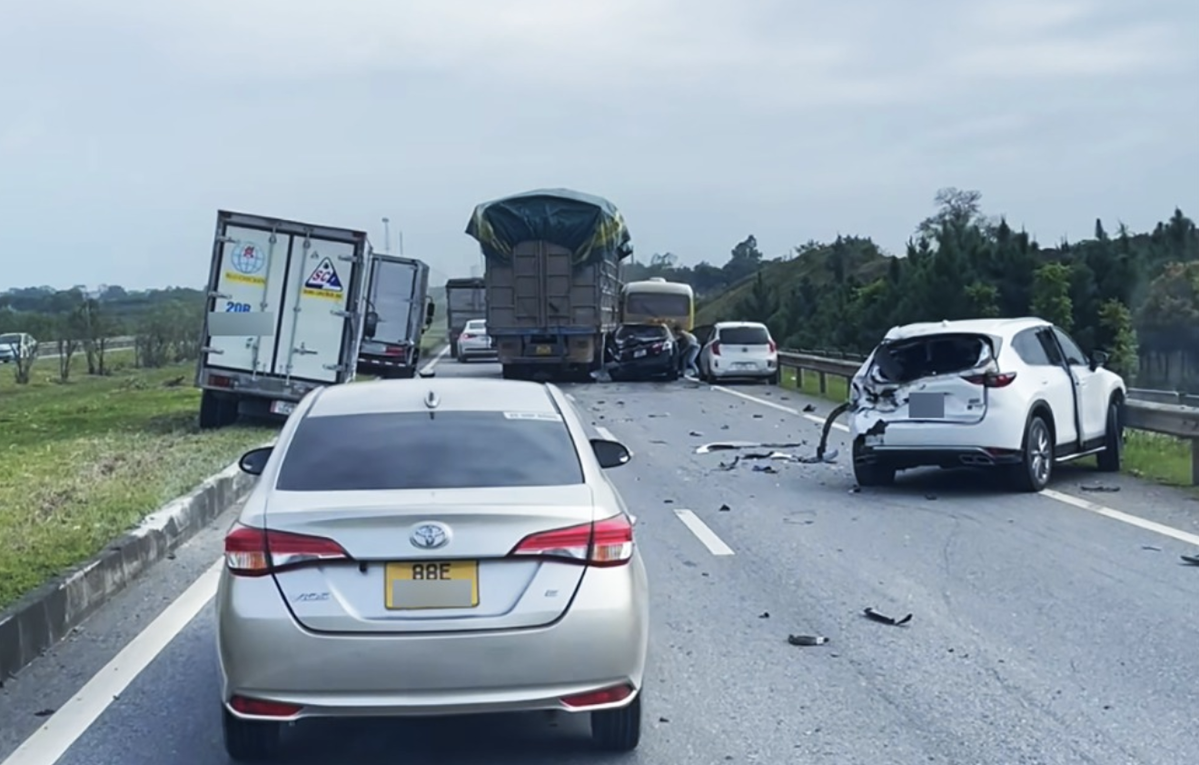 Hiện trường vụ tai nạn liên hoàn.