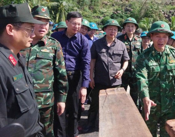 Phó Thủ tướng Chính phủ Trần Hồng Hà kiểm tra tình hình và chỉ đạo công tác khắc phục hậu quả sau bão số 13 tại thôn 2, xã Xuân Lộc,tỉnh Đắk Lắk. (ảnh CTV)