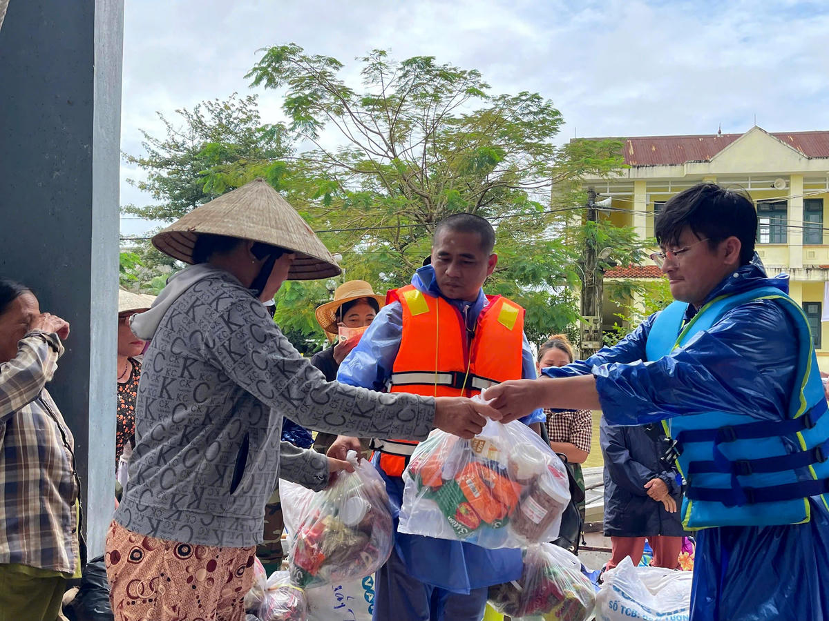Ông Nguyễn Văn Huynh (mặc áo phao xanh, trú tại thôn Hội Điền; giáo viên trường Tiểu học &amp; THCS Hải Hòa, xã Nam Hải Lăng) cho biết, ngày 7/11, các đường trong thôn Hội Điền vẫn đang bị  ngập, nhiều nơi sâu khoảng 1m. Tính đến nay, khu vực này đã bị ngập nước gần 20 ngày liên tục. Ảnh: NDCC.