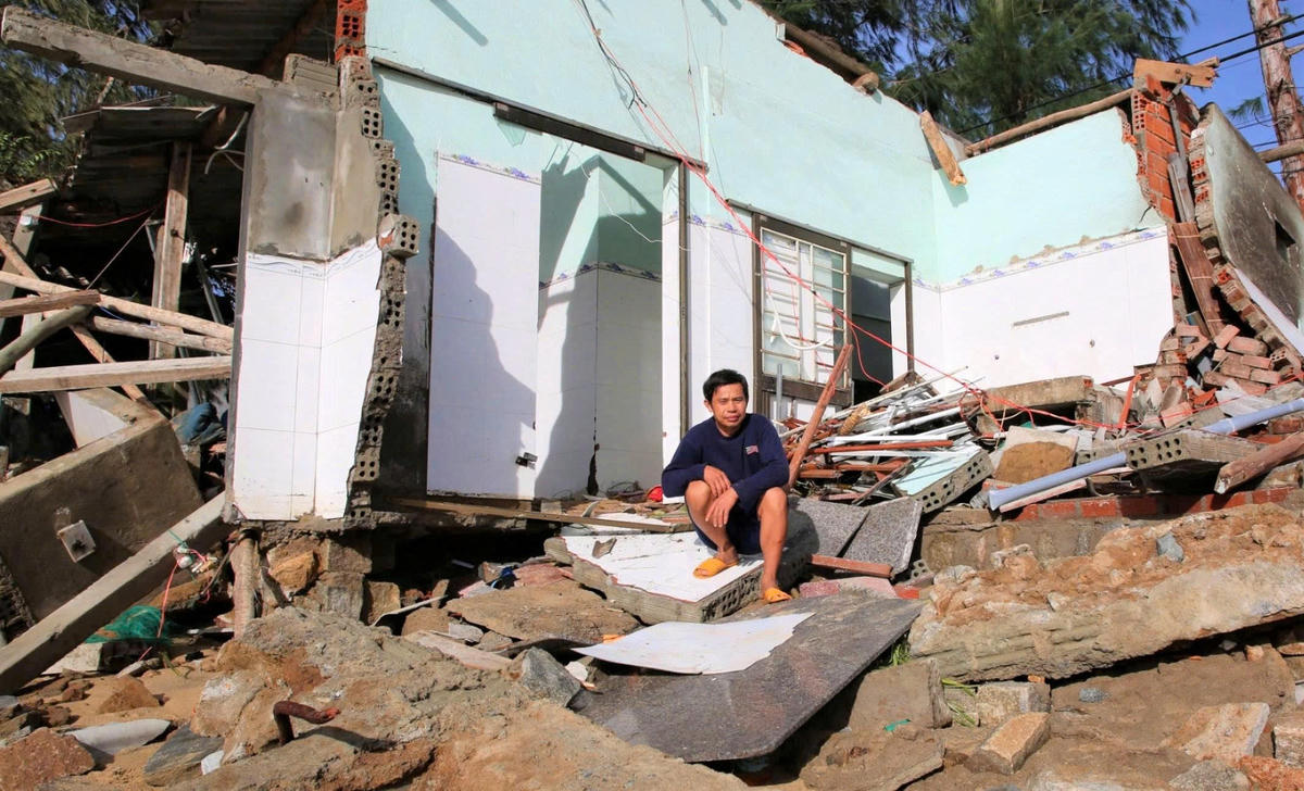 Ông Hồ Tỏ, ở tổ dân phố Châu Me, phường Sa Huỳnh chưa hết bàng hoàng sau khi triều cường kinh hoàng vừa quét qua. Ảnh Tấn Thành.