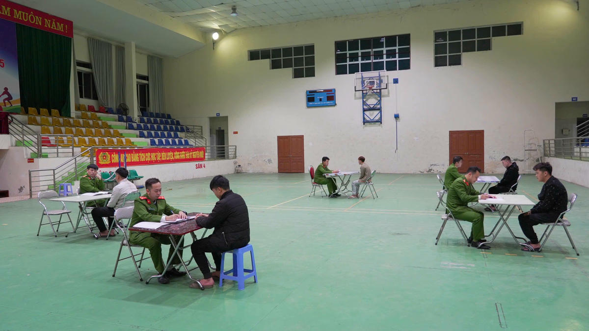 Lực lượng chức năng làm việc, phân loại đối tượng. Ảnh: CAT Cao Bằng.