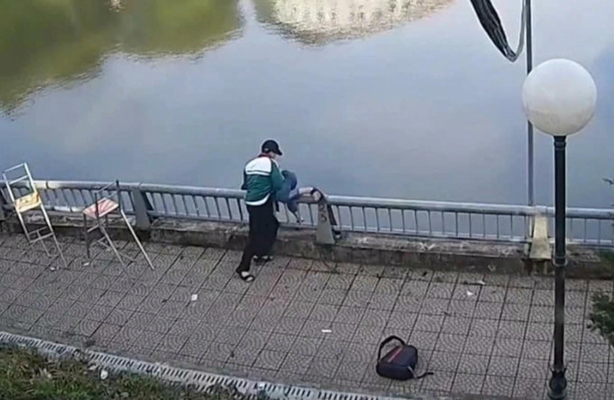 Vụ việc một nam sinh lớp 8 ở Lào Cai dùng hung khí tấn công bạn học, sau đó bế và hất bạn xuống hồ nước. Ảnh cắt từ clip.