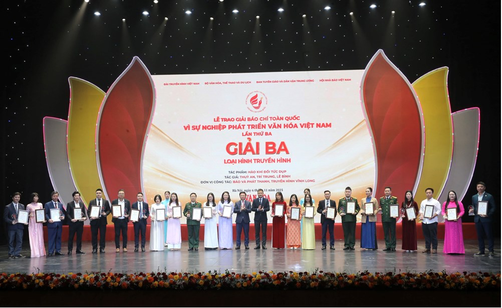 Phó Trưởng Ban Truyên giáo và Dân vận Trung ương Trần Thanh Lâm, Phó Tổng Giám đốc Đài Truyền hình Việt Nam Đỗ Đức Hoàng trao giải Ba cho các tác giả, đại diện nhóm tác giả.