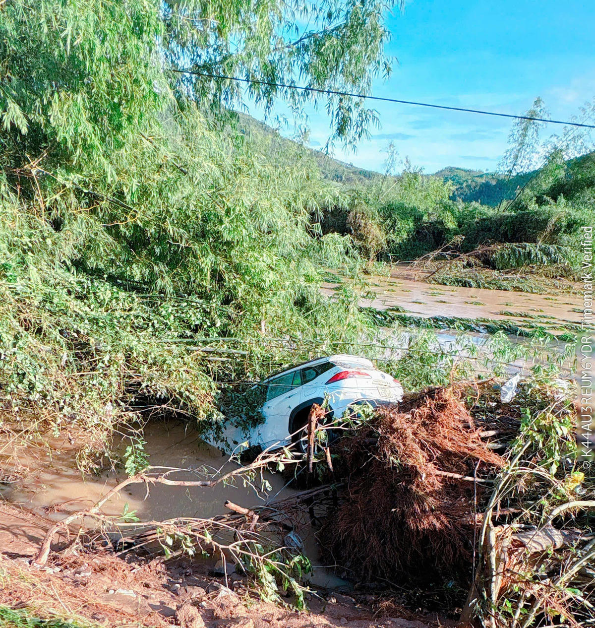 Hiện trường xe ô tô bị nước cuốn trôi. Ảnh:CL.