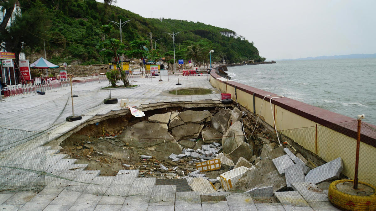 Một hố sụt nằm trong tuyến đường đi bộ được quây tạm để đảm bảo an toàn cho người dân và du khách trong quá trình di chuyển. Ảnh: PT. 