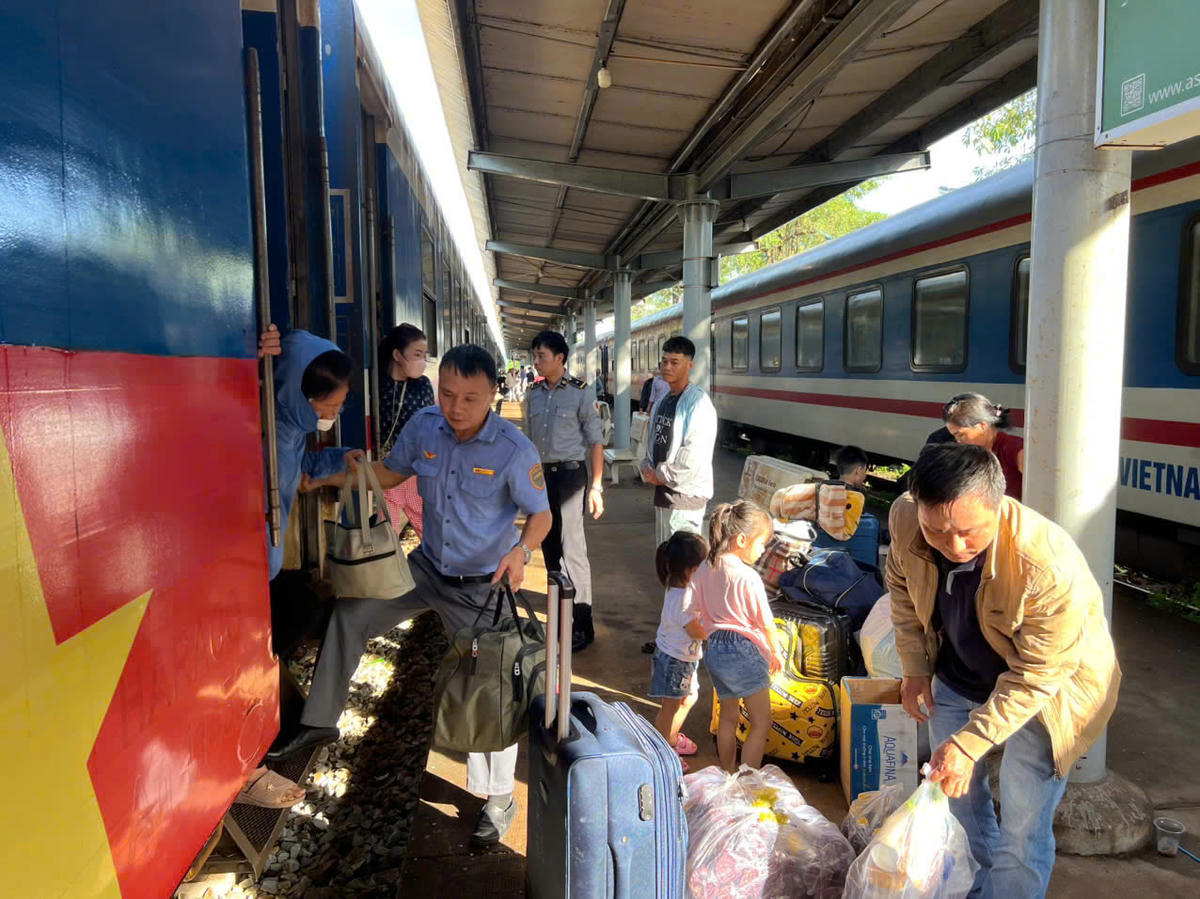 Hành khách được vận chuyển bằng đường bộ (ô tô) qua khu vực ga Tuy Hoà (tỉnh Đắk Lắk). Ảnh: Đ.S.