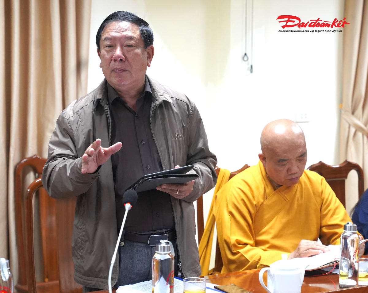 Ông Bùi Đức Hạnh, thành viên Hội đồng tư vấn Ủy ban MTTQ Việt Nam tỉnh Hà Tĩnh góp ý các dự thảo văn kiện. Ảnh: Hạnh Nguyên.