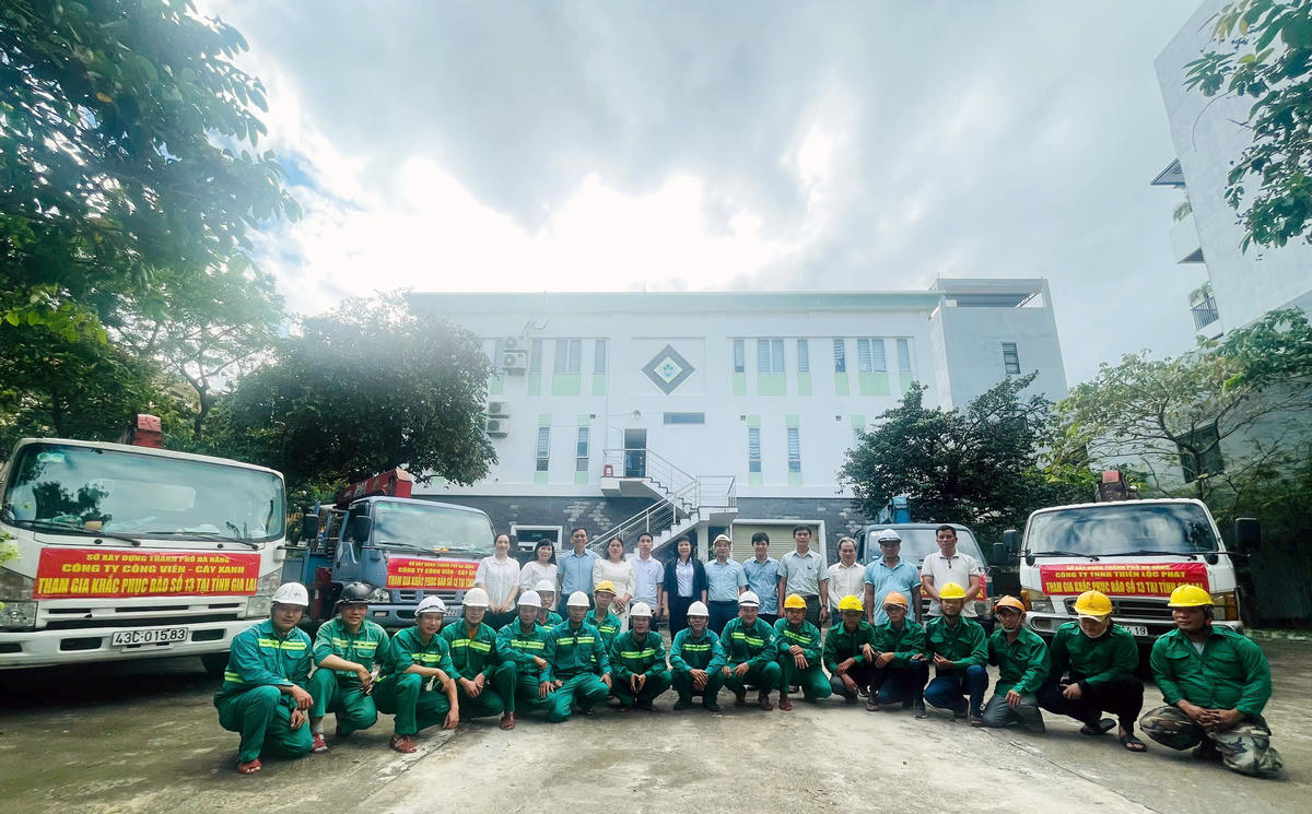 Đoàn Công ty Công viên - Cây xanh tham gia khắc phục bão số 13 tại tỉnh Gia Lai. Ảnh: Nguyễn Tú.