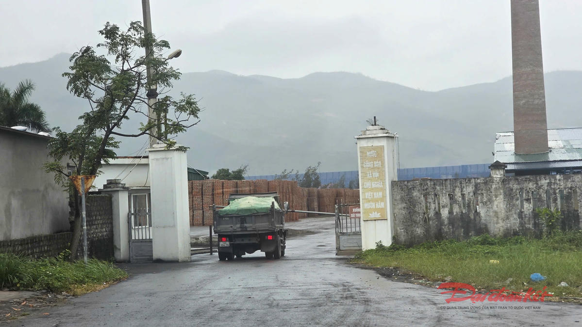 Chiếc xe tải nghi chở than từ nghĩa trang Gốc Khế về Nhà máy gạch Vũ Oai. Ảnh: PV