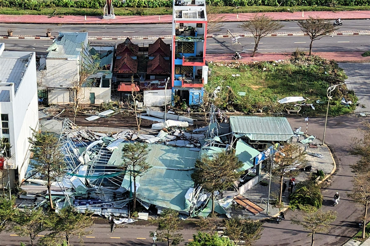 Một nhà hàng tại đường Đống Đa, phường Quy Nhơn của người dân bị sập đổ hoàn sau bão số 13. Ảnh: Tấn Thành.