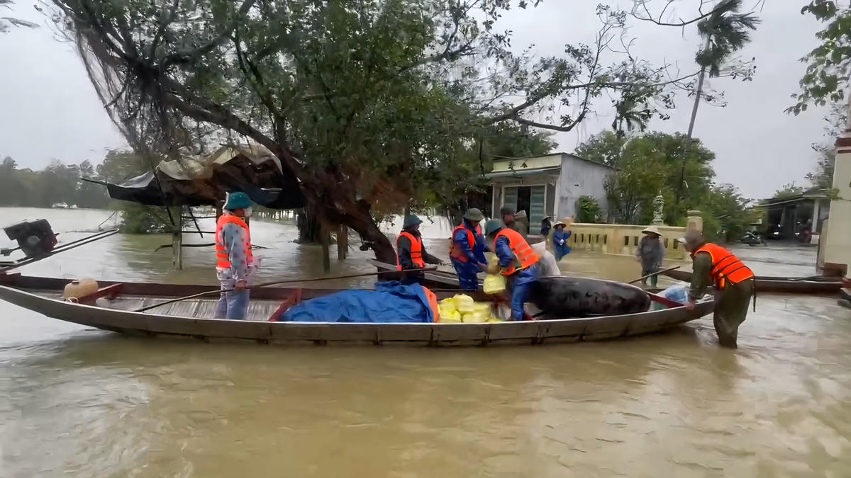 Phó Trưởng ban Công tác Mặt trận thôn An Thơ cho biết thêm, phương tiện họ sử dụng trong thời gian qua là những chiếc ghe nhỏ, của các hộ dân trong thôn tự trang bị phục vụ nhu cầu của gia đình. Ảnh: NDCC.