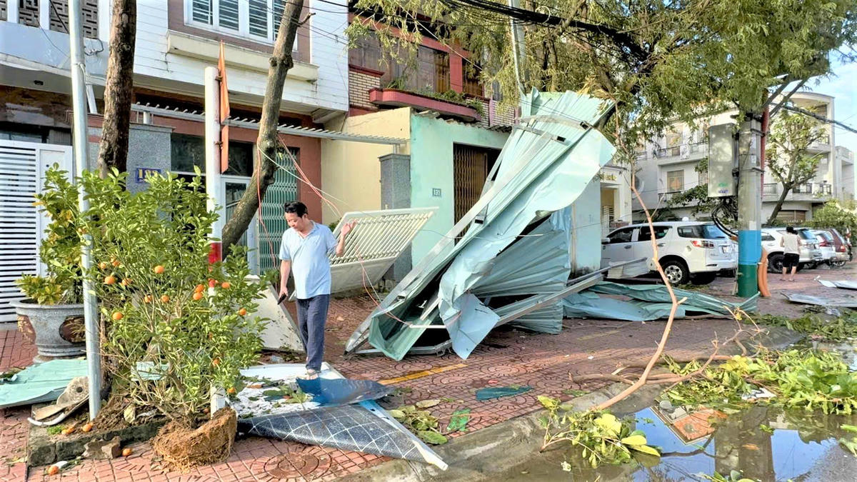 Nhiều ngôi nhà dân ở phường Quy Nhơn, tỉnh Gia Lai tốc mái. Ảnh: Tấn Thành.