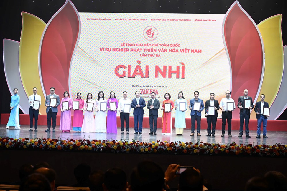 Chủ tịch Hội Nhà báo Việt Nam Lê Quốc Minh, Tổng Giám đốc Đài Tiếng nói Việt Nam Đỗ Tiến Sỹ trao giải Nhì cho các tác giả, đại diện nhóm tác giả.