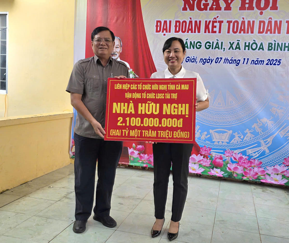 Liên hiệp các tổ chức hữu nghị tỉnh Cà Mau tặng 35 căn nhà đại đoàn kết cho UBND xã Hòa Bình tổng trị giá 2,1 tỉ đồng. Ảnh: Nguyên Du