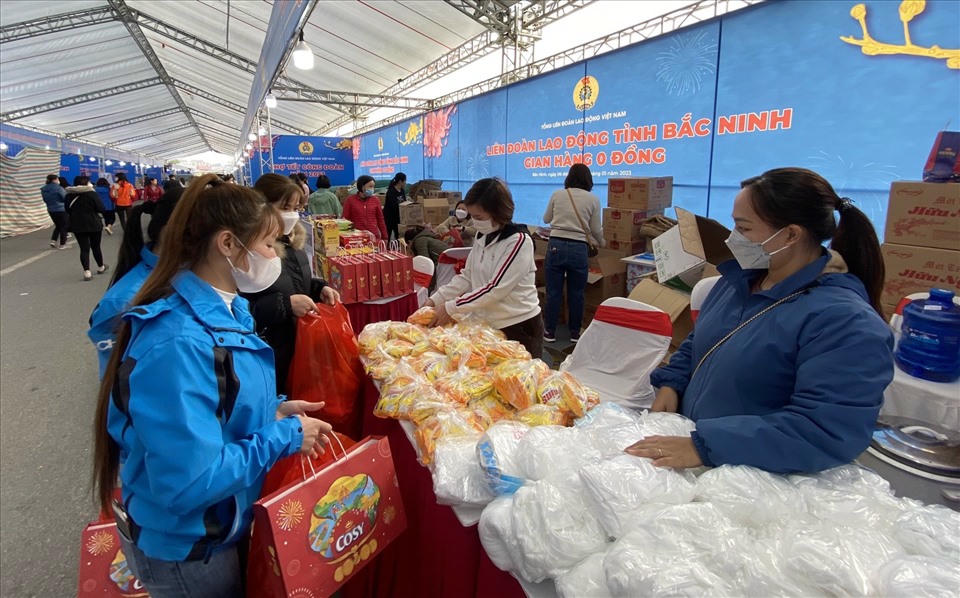 Gian hàng 0 đồng phục vụ công nhân lao động tại Chương trình Chợ Tết Công đoàn do LĐLĐ tỉnh Bắc Ninh tổ chức. Ảnh: Bảo Hân