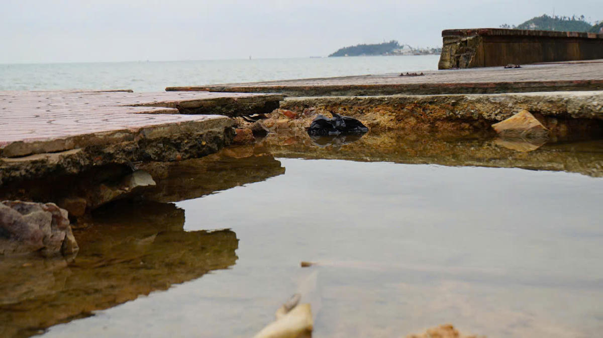 Nhiều khu vực vỉa hè bị sụt, lún, đọng nước tại khu du lịch Đồ Sơn. Ảnh: PT. 