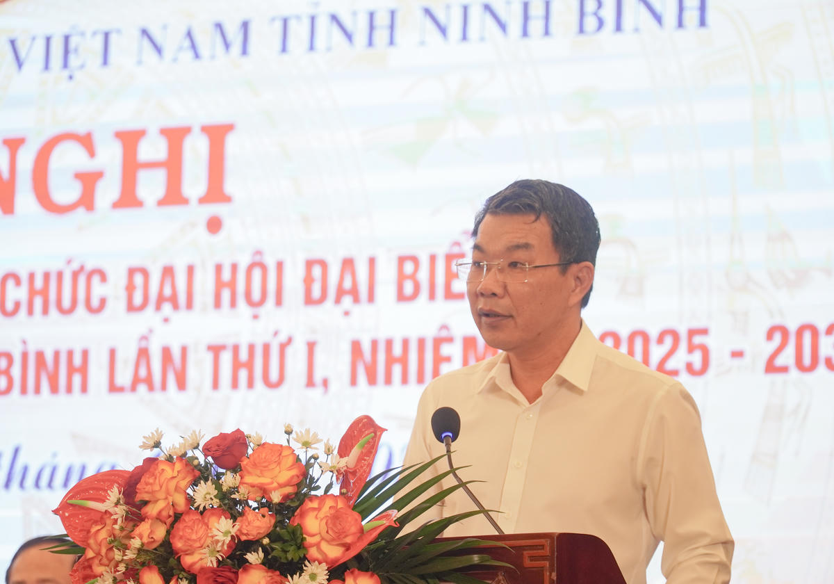 Ông Nguyễn Hoàng Hà - Phó Chủ tịch Ủy ban MTTQ tỉnh trình bày nội quy, quy chế, dự kiến nhân sự ủy ban, ban thường trực... trước thềm đại hội. Ảnh: Đình Minh.