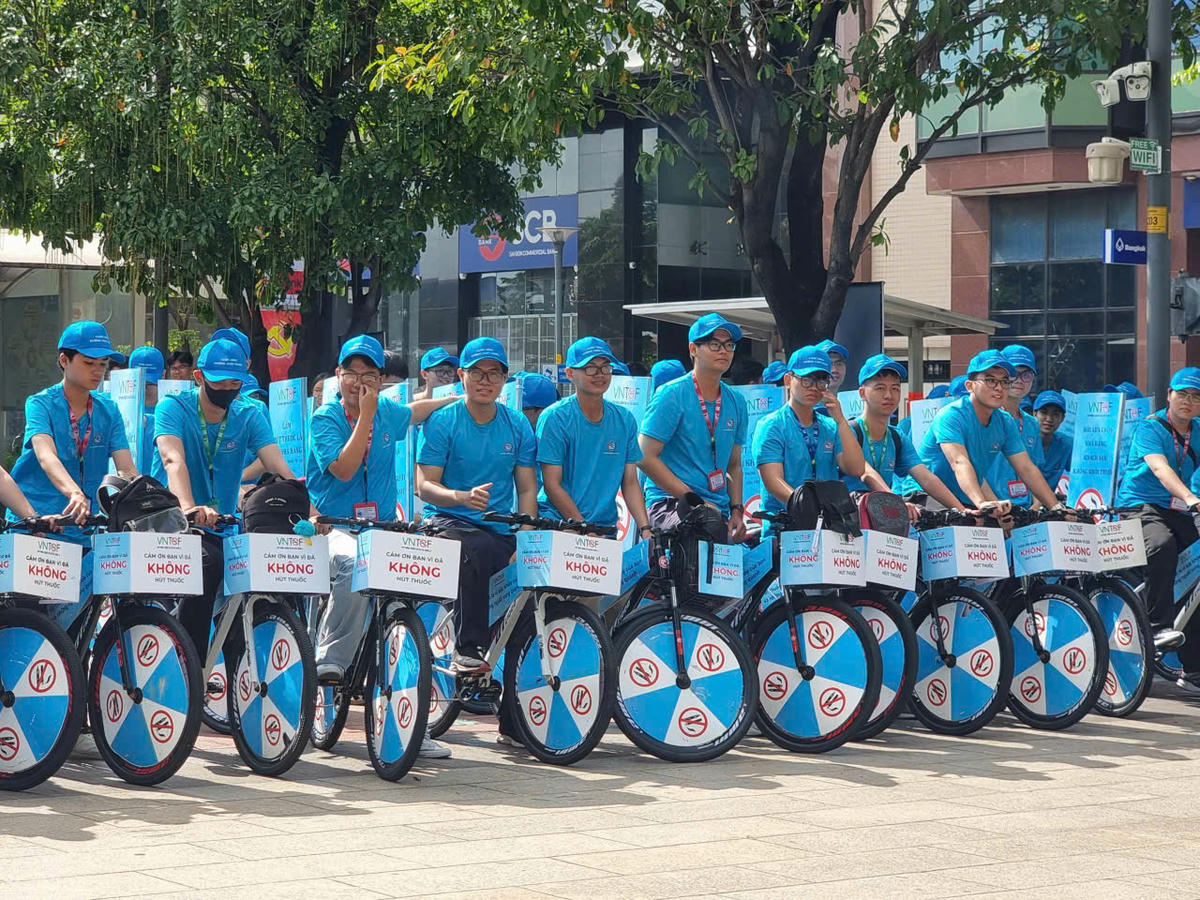 Sinh viên các trường đại học tham gia đạp xe diễu hành hưởng ứng chiến dịch tại TPHCM. Ảnh: S.X